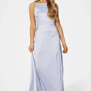 Balklänning  - Säljer min balklänning som jag hade till studentbalen. Den är lila blå och är uppsydd till att passa en som är ca 167-170 och har en öppen rygg. Använd 1 gång och har en liten fläck. 