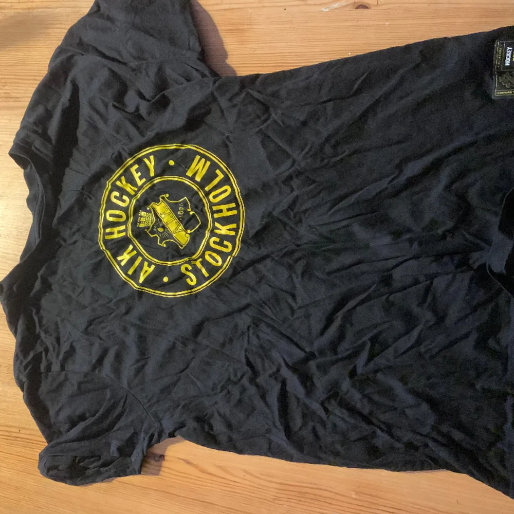 Säljer min AIK hockey tröja då jag inte använder den mer. Pris kan diskuteras vid snabb affär. T-shirts.