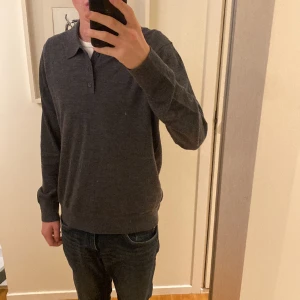 Riley Merino Ull piké - Hej! Säljer min långärmade piké från brothers eftersom den är för stor. Använd endast 1 gång. Nypris: 999kr