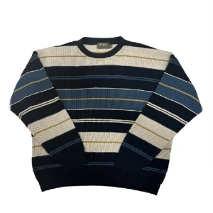 blå randig stickad tröja (grandpa sweater) - säljer denna asnygga blåa stickade tröjan från märket oneway. tröjan är i storlek xl men passar som s-m och kanske l. bra skick! nopparna kan tas ut med ullkam om det önskar. om du har frågor så är det bara att kontakta mig💞