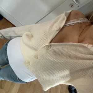 Stickad kofta  - Jätte fin och mysig stickad kofta från Lindex💞