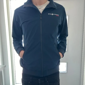 Sail racing Jacka - Tjena säljer min gamla sail racing jacka då den är lite för liten, (jag är 180, 65kg) Inga defekter alls! Goretex dessutom perfekt till våren 😁