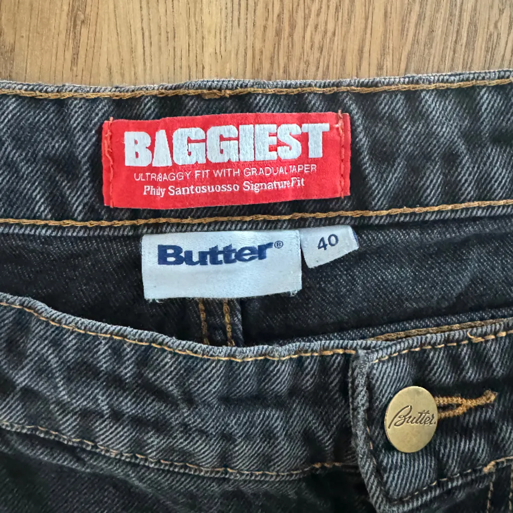 Säljer dessa butter jeans som jag inte längre använder, de är skön oversize på dem!. Jeans & Byxor.