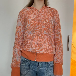 Zip up hoodie - Säljer denna ascoola zip up hoodien. Använd enstaka gånger!🩷