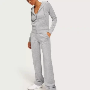 Juicy coulture set  - Säljer ett grått juicy coulture set. Byxorna stl. Xs, tröjan stl. S. Nyskick och använts varsamt ca 4-5 gånger.  Köptes nytt för 2500kr tillsammans, säljes för 1200kr som utgångspris. Pris kan diskuteras vid snabb affär. 