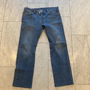Levis 501 - Säljer ett par levis 501 jeans i storlek 34/34. Jeansen är i toppskick och är sugna på en ny ägare