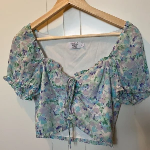Sommar topp  - En gullig sommar topp i storlek 36/ small i fint skick bara använd över en sommar. Önskas bilder hur den vissas på bara skriv ! 