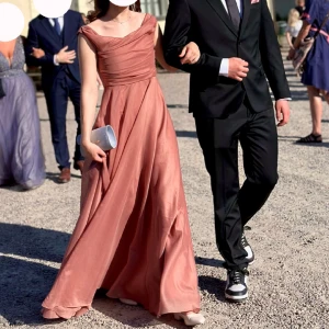 Balklänning intressekoll✨ - Har tänkt sälja min fina balklänning från i somras, lägger ut för att se om intresse finns🌷Från Asos, storlek 38. Tvättad 1 gång och fint skick. Skriv för fler bilder och info✨