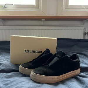 Axel Arigato laceless - Ett par snygga o populära Axel Arigato skor som passar t allt. De är i ett använt skick därav priset. Tveka inte på att ställa frågor, skriv gärna privat. 