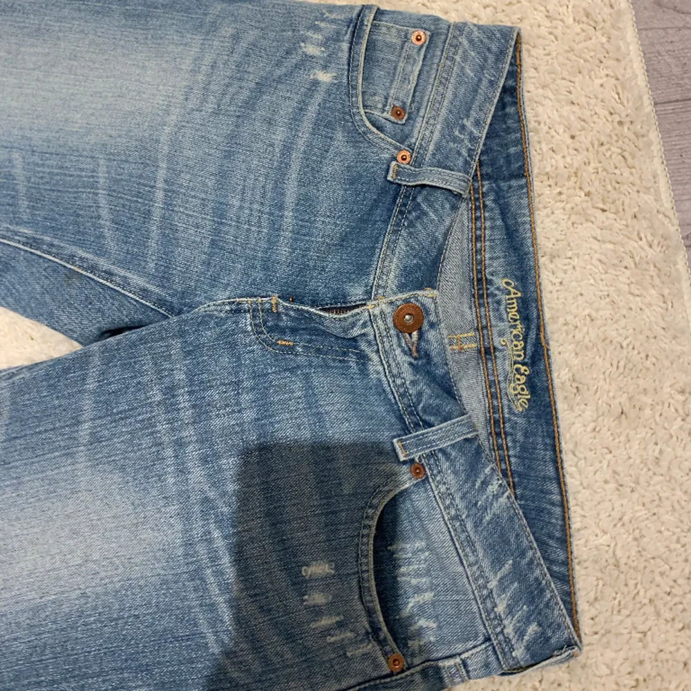 Säljer dessa super snygga American Eagle jeans då de inte passade mig😕 (Snabbköp=300kr). Jeans & Byxor.