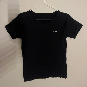 Iciw träningströja  - knappt använd svart tränings t shirt från i can i will. Den är i storlek S och är jätte stretchig och bekväm❣️ bara att skriva för fler bilder :) 