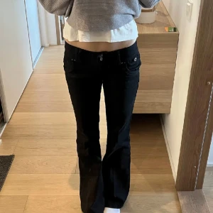 Lågmidjade jeans - Lågmidjade jeans i storlek 36, mycket bra skick (utan prislapp). Midjan: 36 tvärs över Innerbenslängden: 80 (cm)