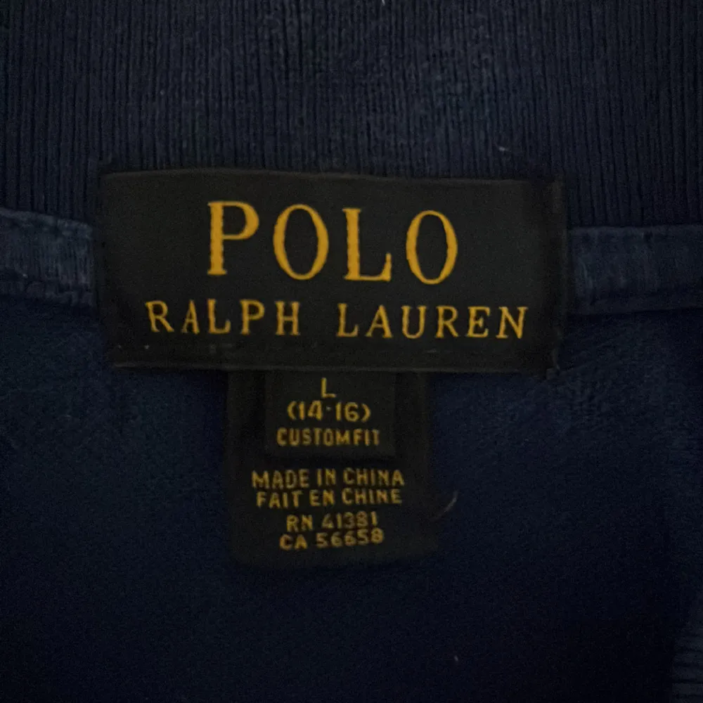 Fin Ralph lauren piké köpt för 1 år sedan på zalando för 899. Storleken är 14-16 år och modellen är 176 lång och väger 59kg (Priset kan diskuteras). Skjortor.