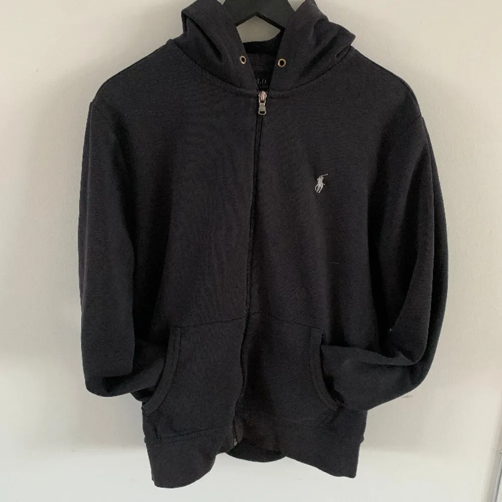 Hej säljer en Ralph lauren hoodie skick 7/10 små skavanker skriv vid frågor . Hoodies.