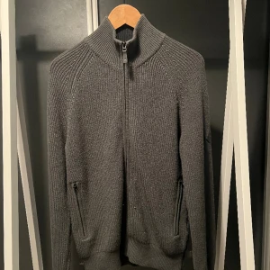 J Lindeberg kofta - J Lindeberg kofta i storlek M som knappt har använts.   Skick 9/10, hör av er i Dm om ni har frågor🙌