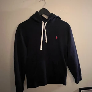 Polo Ralph Lauren  - En hoddie av märket Ralph lauren som är väldigt sparsamt använd. Storlek Large dock i barn storlek. Men är som en vanlig herr tröja i strokeken small.