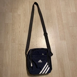 Adidas Axelväska - Säljer en rymlig adidasväska i bra skick, 10/10. Fraktas inom 48h📦📩 Kolla gärna in mina andra annonser🤩