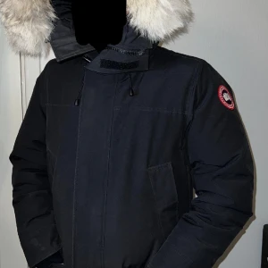 Canada goose long parka - Jättefin long parka till män! Kvitto finns från Johnells om så önskas. Lite tecken på användning men inget illa!