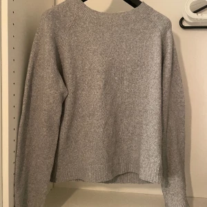 Stickad tröja - En stickad tröja i bra skick. Säljer då den för för stor och gillar inte färgen på mig. pris kan diskuteras 