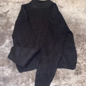 Svart stickad tröja - Säljer svart stickad tröja.