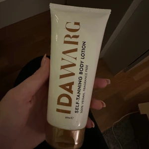 Helt ny Ida Warg self-tanning body lotion - Helt ny Ida Warg self-tanning body lotion, 200ml