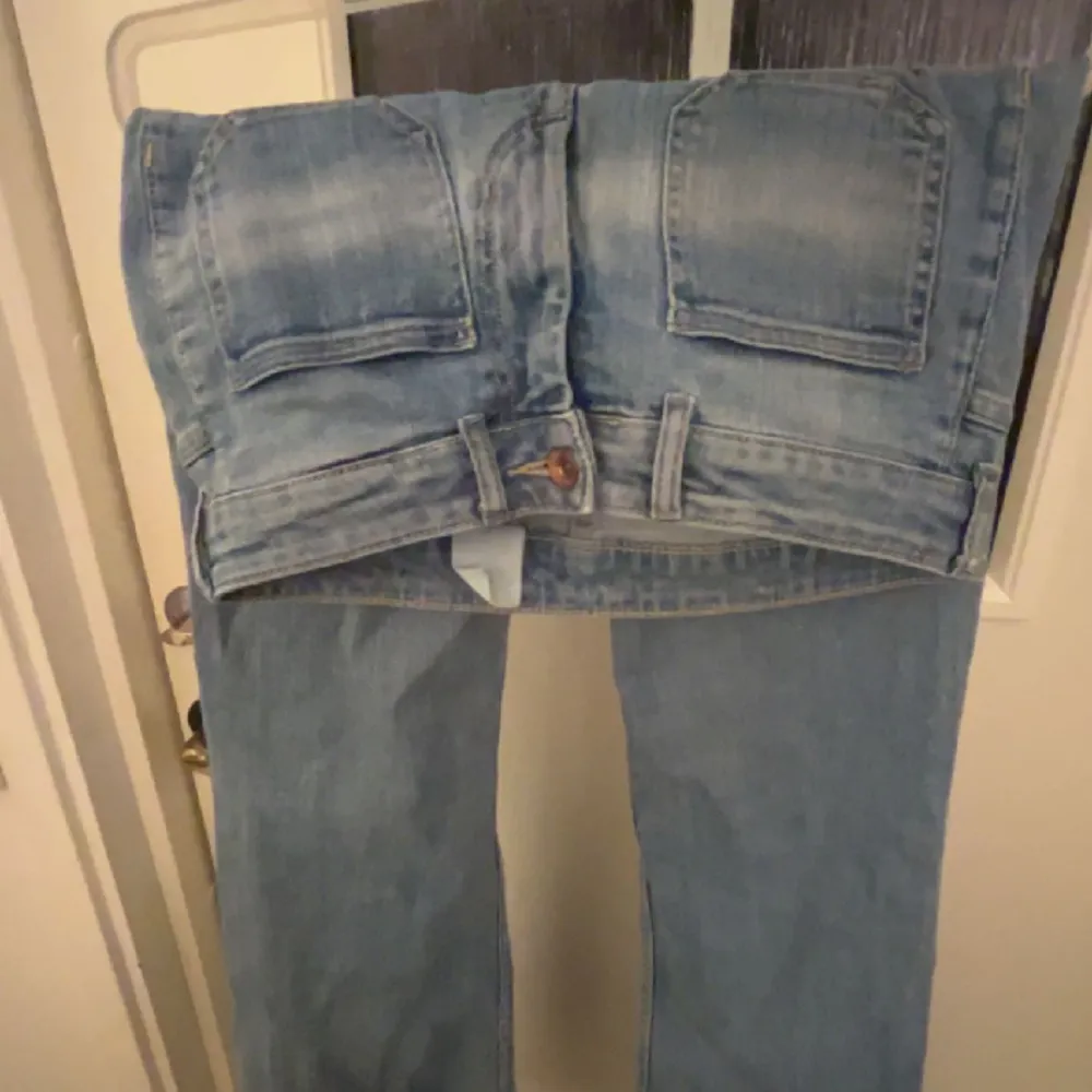 Säljer trendiga Low Waits jeans. Jeansen har storlek S men passar även Xs. Jeansen har 4 fickor och passar kroppen fint. Skriv om du är intresserad 🌸💞. Jeans & Byxor.