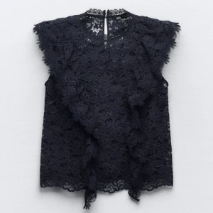 Zara topp - Säljer denna spetstoppen med volanger från Zara i strl S som är i nyskick ❤️slutsåld 