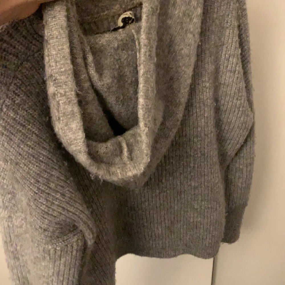 Säljer denna stickade hoodie från zara jag inte använder längre. Fin men inte helt nyskick💕💕. Hoodies.