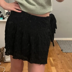 Kjol  - Heeej! Jag säljer min svarta kjol från Gina eftersom att jag knappast aldrig har använt den. Den har stolek S och jag är 174 cm lång. Säljer den för 50 kr och köpare står för frakt. Skriv privat för fler bilder!❤️
