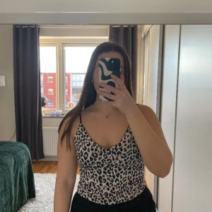Linne leopard - Leopardmönstrat linne som är jättefint och väldigt skönt material. Passar både till fest och till vardags. Har bara använt det ett par gånger. Passar XS, S eller M.