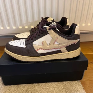 Lost boys mocha  - Säljer mina Lost boys mocha! Har kvitto. Storlek 44.5 eu. Använda lite. Skriv om ni vill ha fler bilder 