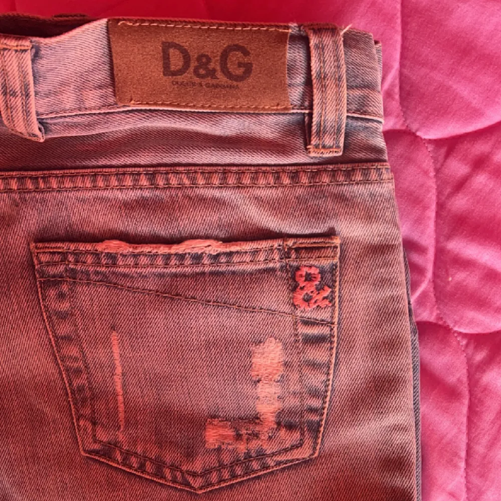 Dolce & Gabbana jeans dam, dem är äkta men har tyvärr inget kvittot köpte dem för länge sen. För mer bilder skriv privat❤️. Jeans & Byxor.