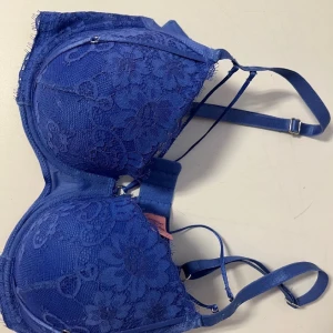 Bh hunkemmöller - Snygg bh köpt i april 2023 Provad två gånger annars bara legat i garderoben så helt i nyskick Storlek 75D  Nypris 379 Mitt priset 300+ frakt