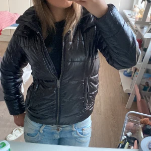 Svart jacka  - Jackan har inga tydligare täcken på användning. Den är Inter jätte varm utan pssar bre mellan vinter och vår 