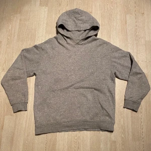 Grå Hoodie - Mjuk och skön hoodie i bra skick. Inga hål eller skador. Fraktas inom 48h📦📩 Kolla gärna in mina andra annonser🤩