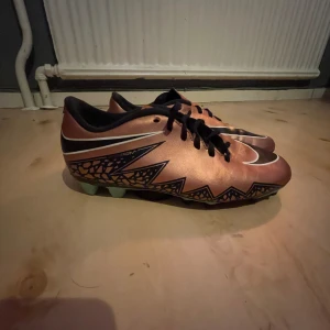 Nike Hypervenom Phantom III fotbollskor - En fin hypervenom fotbollsko i mycket bra skick. Storlek 42 och fårg brons i modellen Phantom III som är svår stt få tag på. Säljer på grund av att de inte används!
