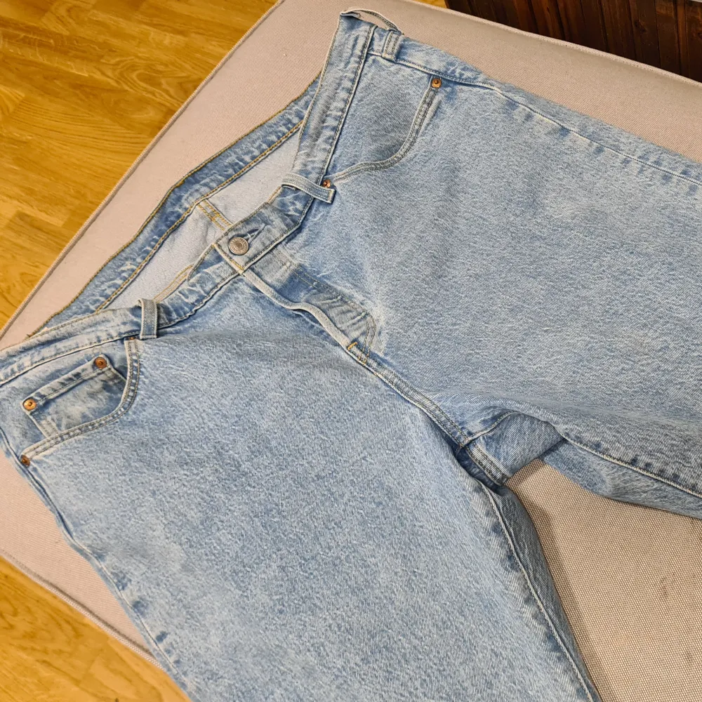 💖Levi's 501or 💖 Så snygga, men tyvärr har de inte kommit till användning.  Köpta second hand och dessvärre inte märkta med storlek, men uppskattningsvis 46-48, kan mäta om det önskas!  . Jeans & Byxor.