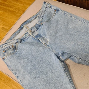 Levi's 501 - 💖Levi's 501or 💖 Så snygga, men tyvärr har de inte kommit till användning.  Köpta second hand och dessvärre inte märkta med storlek, men uppskattningsvis 46-48, kan mäta om det önskas!  