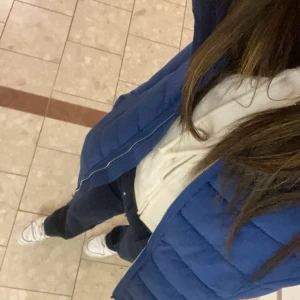 Blå vinter jacka  - Säljer denna jacka för den aldrig kommit till användning har använt den rätt sällan och har inga skador den ser fortfarande lika ny ut 