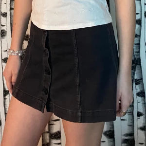 Jeanskjol svart - Svart kortare jeanskjol från HM med knappar där fram. Perfekt nu till vår och sommar💕😍