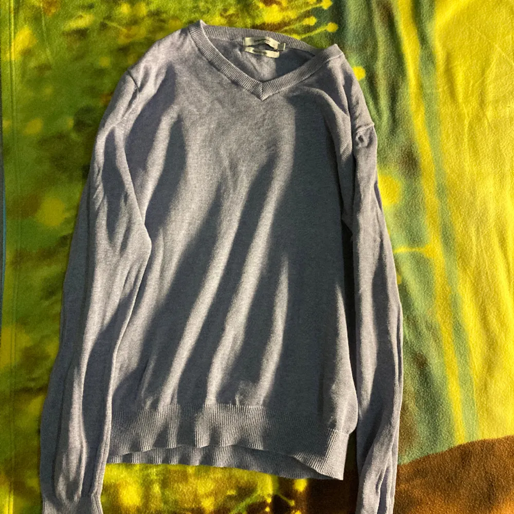 Lila långärmad ser snyggt ut med skjorta under, knappt använd. Lite loose fit❣️. Tröjor & Koftor.
