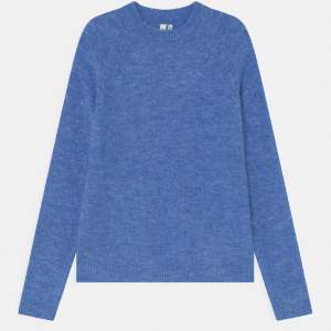 Superfin blå stickad tröja, säljes då den tyvärr är för liten!   Egna bilder kan skickas via DM  Priset är diskuterbart (orginalpris 210kr)