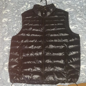 Ralph lauren väst -  Hel svart Ralph lauren väst. Köpt på deras hemmsida för 3800kr säljer då den inte passar mig. Lapparna sitter kvar som ni ser på bilderna. Annars är den snygg.
