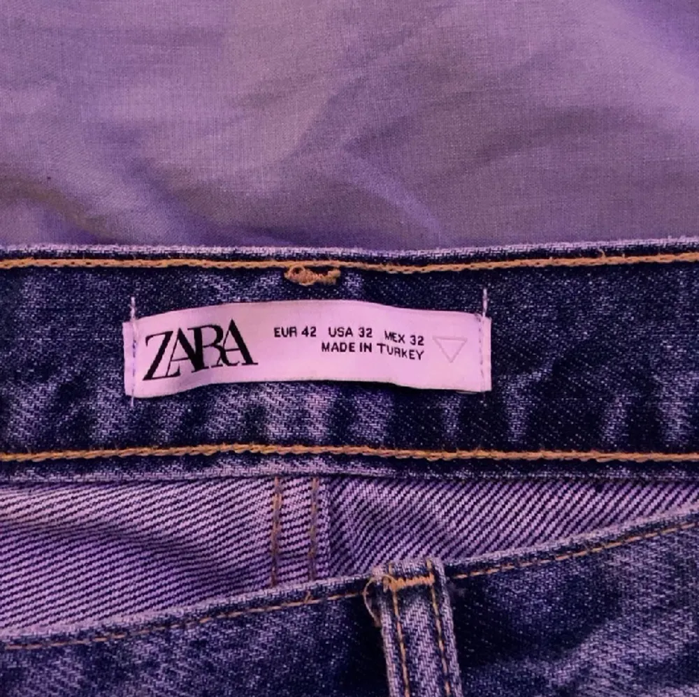 Baggy jeans från Zara som knappt är använda. Storlek 42.. Jeans & Byxor.