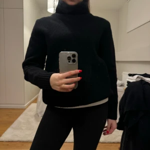 Zara stickad polo - Svart stickad polo från zara. Super fin men är slutsåld, storlek L men sitter som en s-m🥰