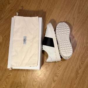 Valentino skor  - Str 43 Fick dom i min födelsedag, aldrig använt då den är för liten för mig.  (original priset är runt 7 000)  Priset kan diskuteras vid snabb affär.