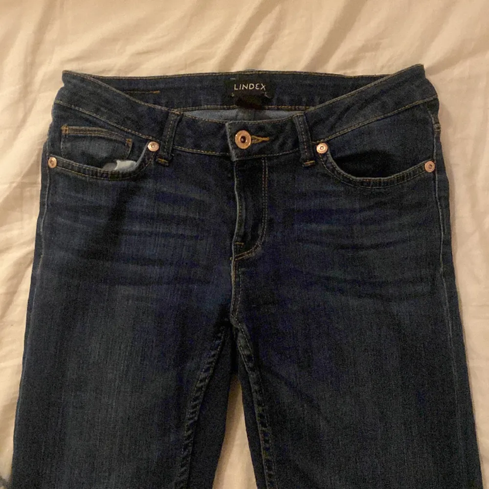 Säljer dessa jättesnygga low waist och bootcut jeans då dom tyvärr börjar bli för små för mig! Skönt och stretchigt material💕Lägg gärna prisförslag !💕. Jeans & Byxor.