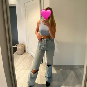 Jeans - Assnygga jeans från Zara. Använda några ggr men i mkt bra skick. Högmidjade och väldigt långa, jag är 177cm💙