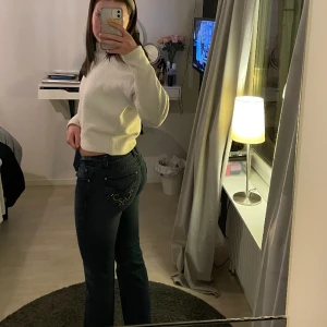 Straight leg jeans - Supersnygga jeans. Midjemått: 37 cm och innerbenslängd: 80 cm 