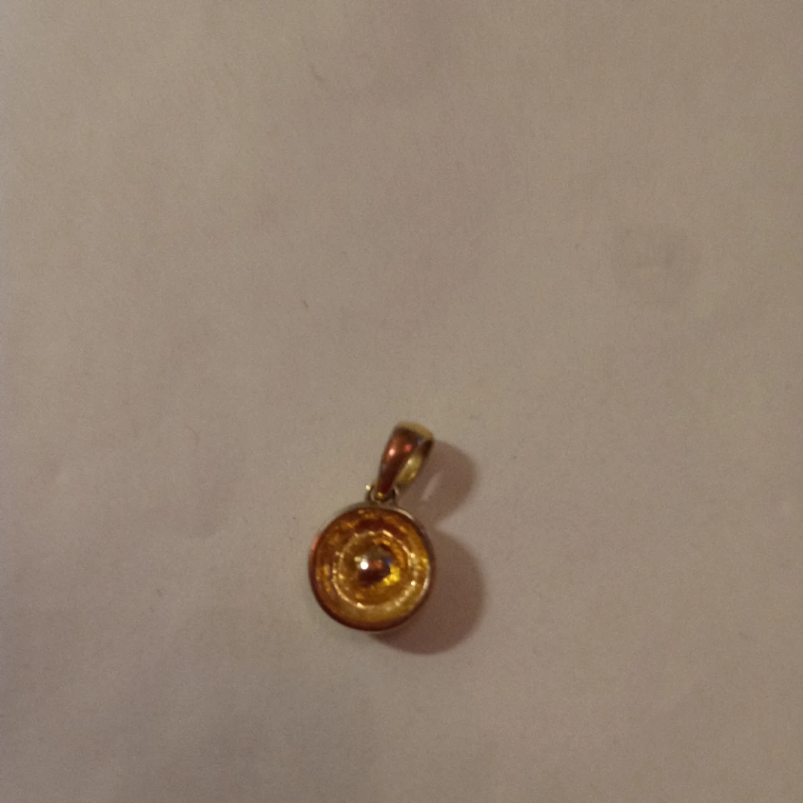 Hänge runt med vit sten guldfärgad  - 91